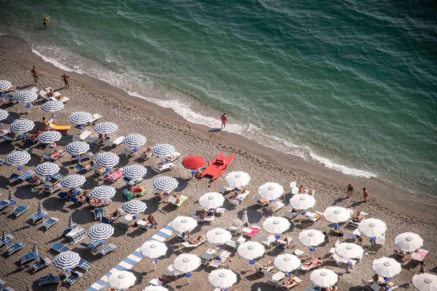 Parasol et chaises longues sur la plage gratuite de la baie entre Salerne et Vietri sul Mare
