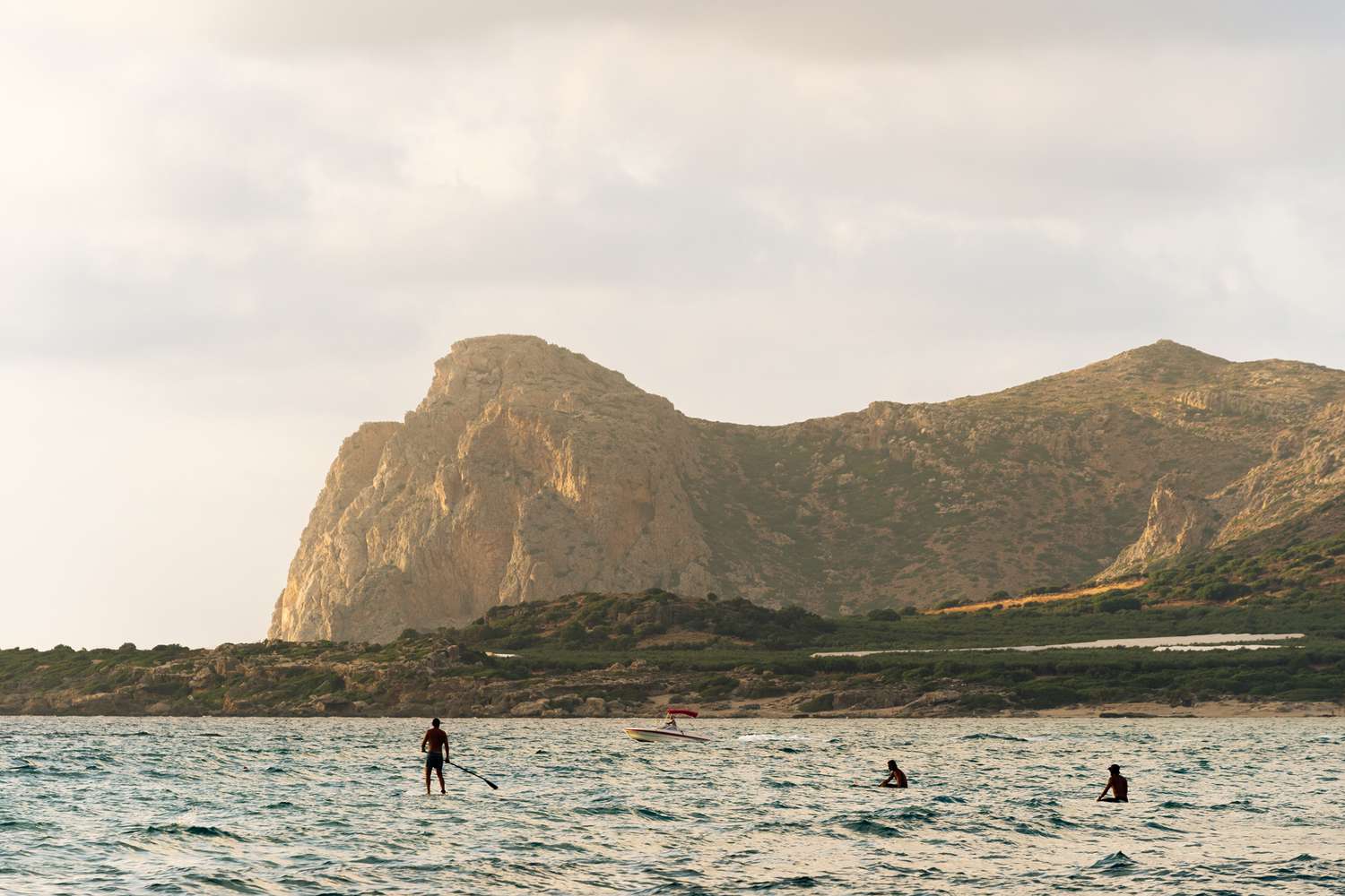 Des gens sur des planches à surf et à rame dans l'océan à Crète