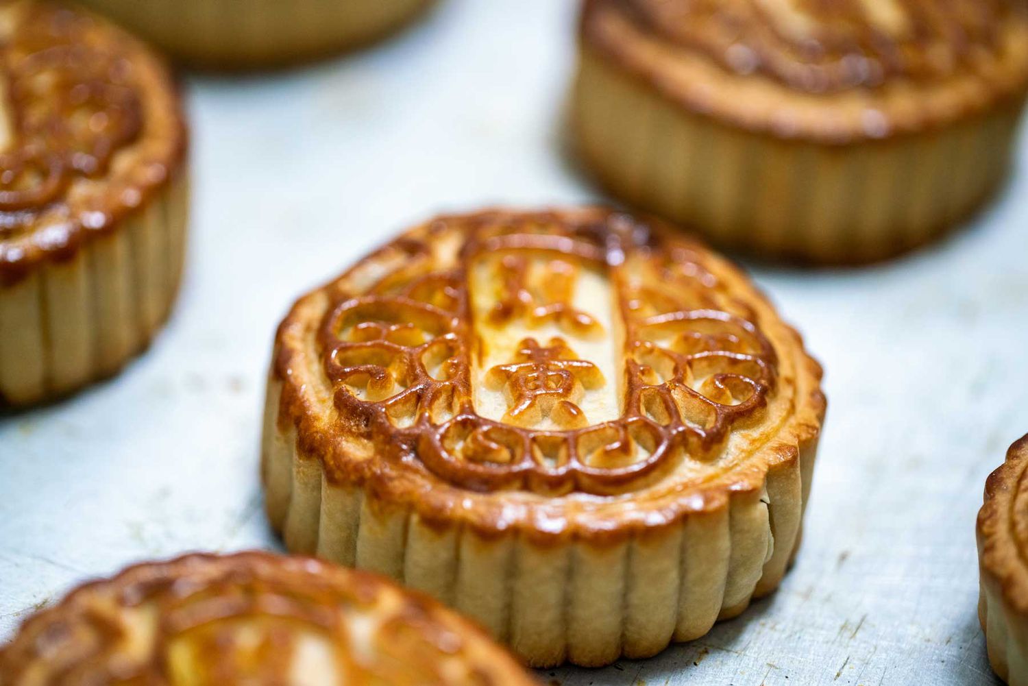 Gâteau de lune frais, tout juste cuit et encore chaud
