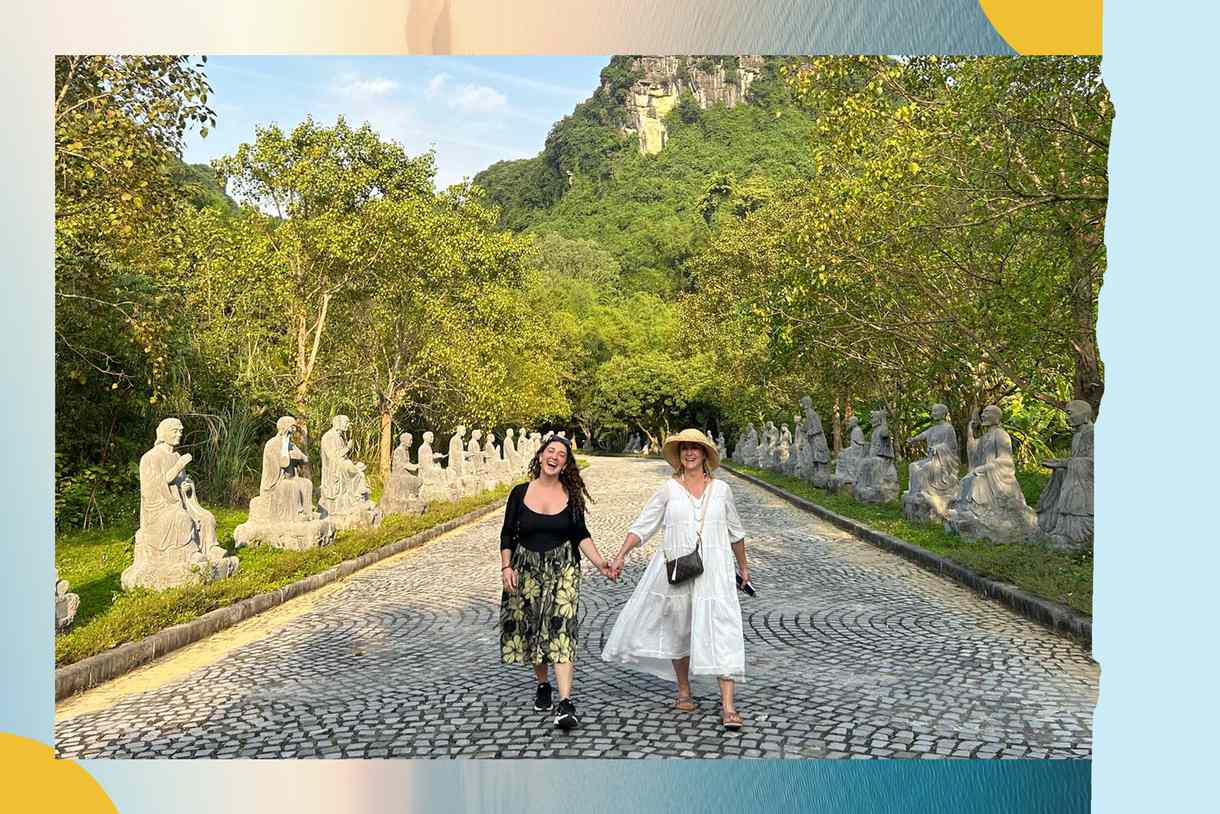Mère et fille main dans la main marchant en Asie