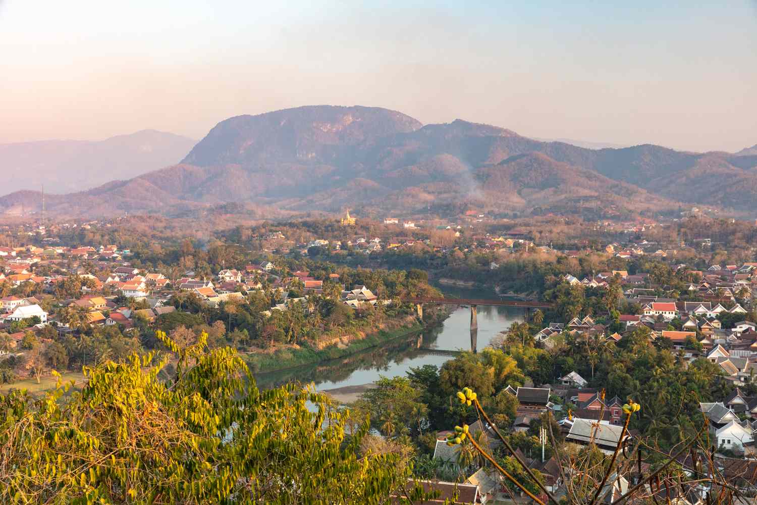 Luang Prabang Devrait Figurer sur Votre Liste de Voyages — Connue pour ses Croisières au Coucher du Soleil, ses Randonnées dans la Jungle et ses Marchés Animés
