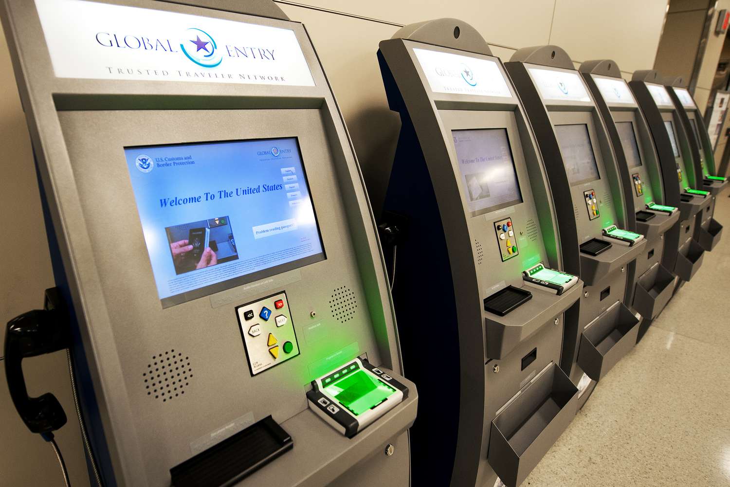 Une banque de kiosques Global Entry à l’aéroport international de Dulles