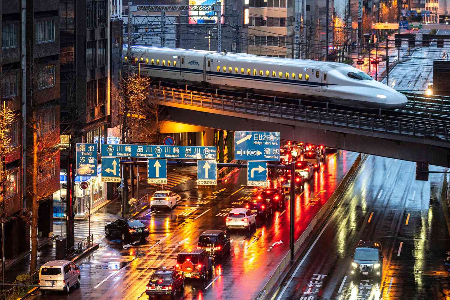 Un shinkansen N700A, ou train à grande vitesse, arrive la nuit à Tokyo