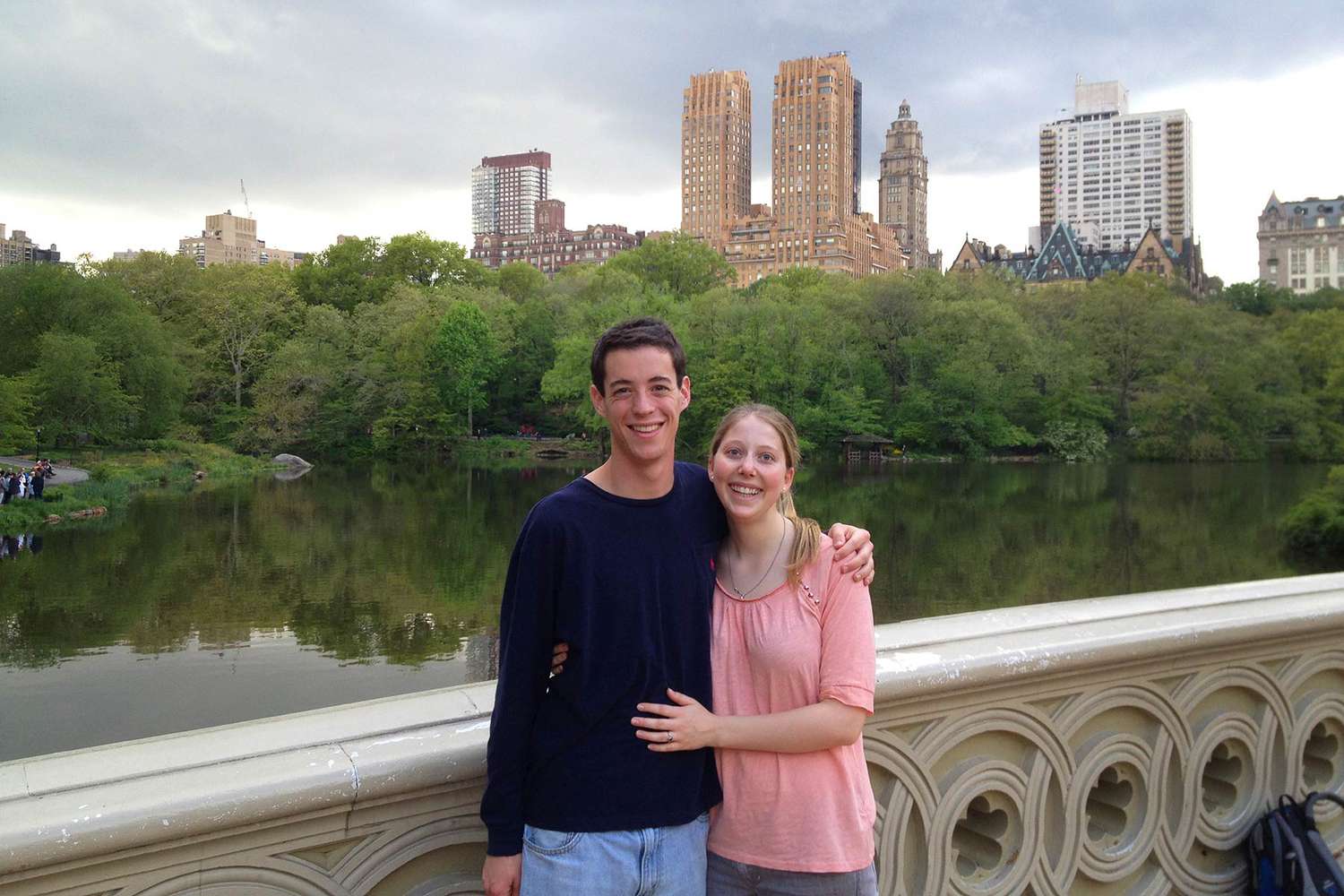Un couple posant sur un pont dans Central Park, NYC