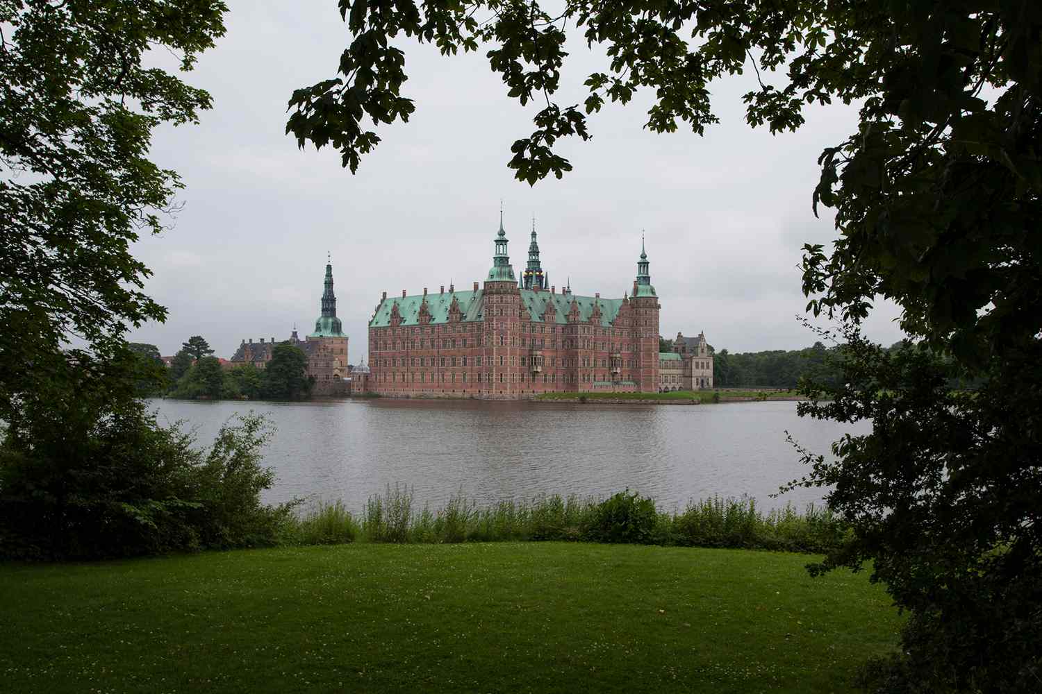 Vue générale du Château de Frederiksborg, également connu sous le nom de Frederiksborg Slot