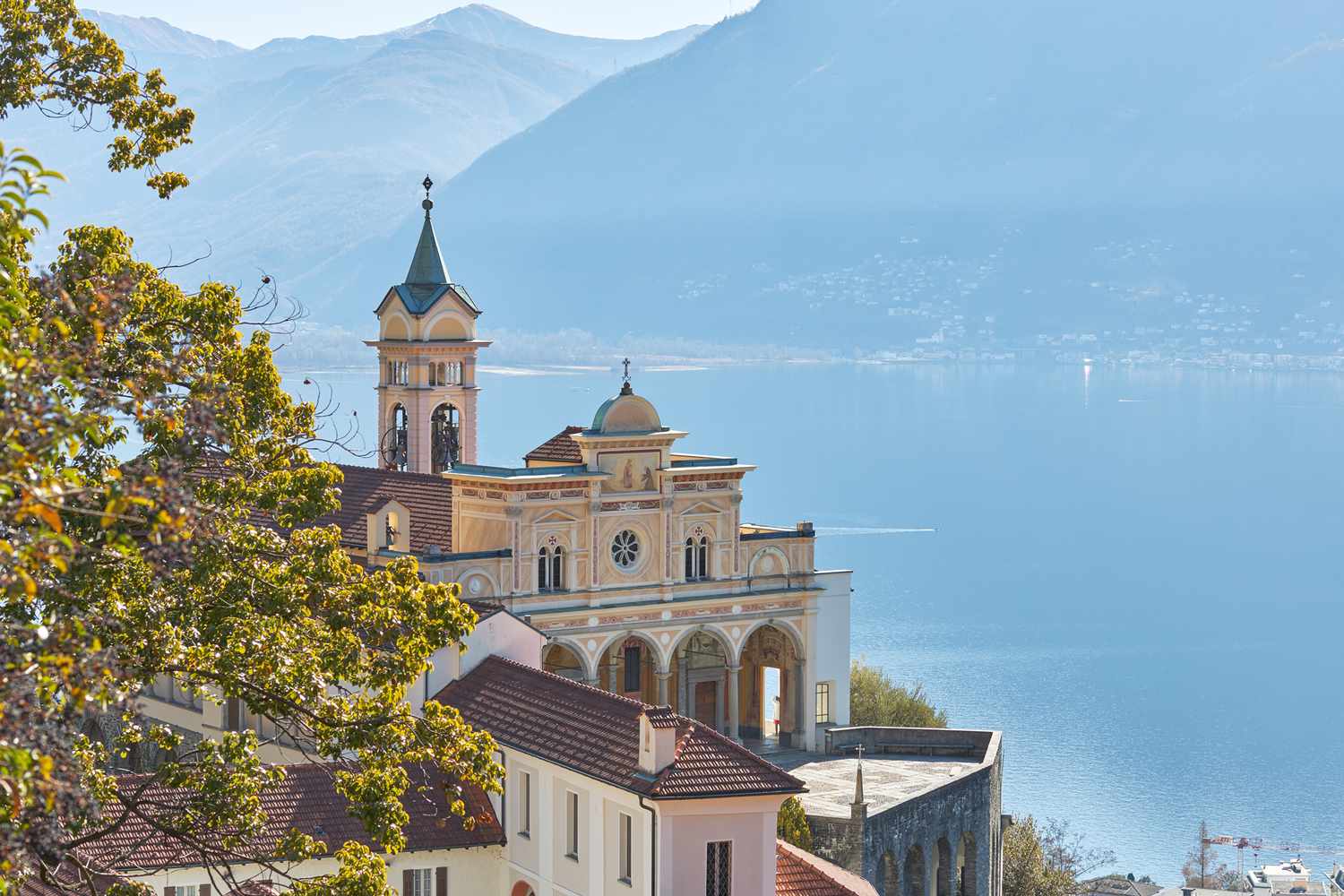 Vue du Sanctuaire de la Madonna del Sasso, à Ascona, Suisse.