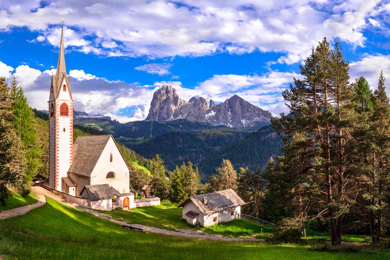 Scénérie alpine incroyable. Magnifiques montagnes des Dolomites. vue de l'église San Giacomo près du village d'Ortisei. Val Gardena, Tyrol du Sud, Italie