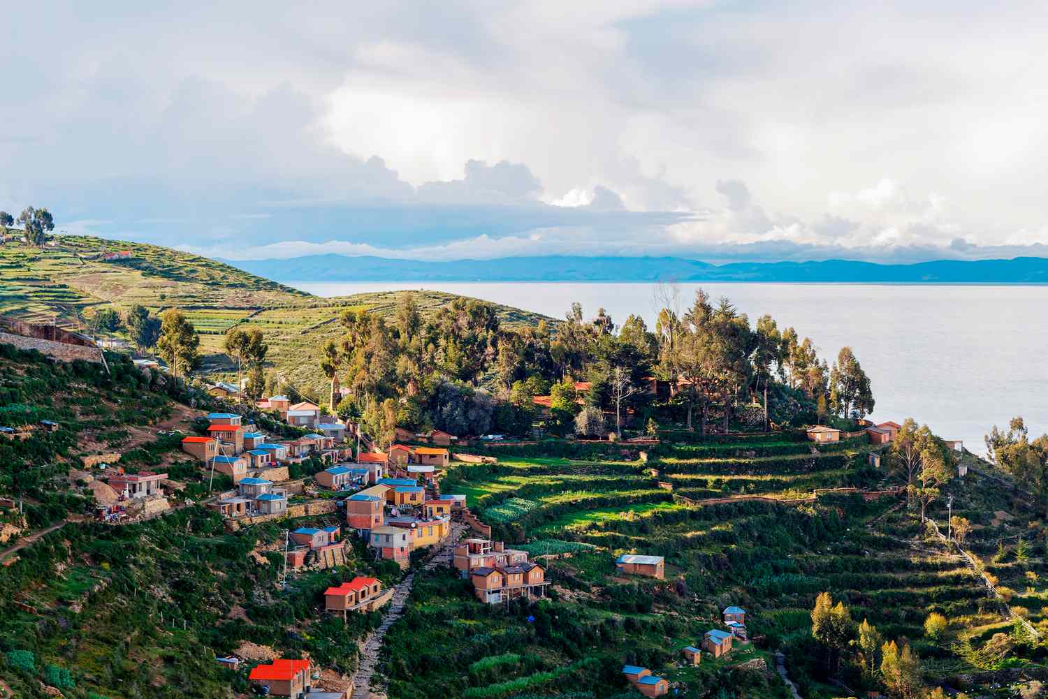 Un village au bord de l'eau, en hauteur, sur un lac en Bolivie