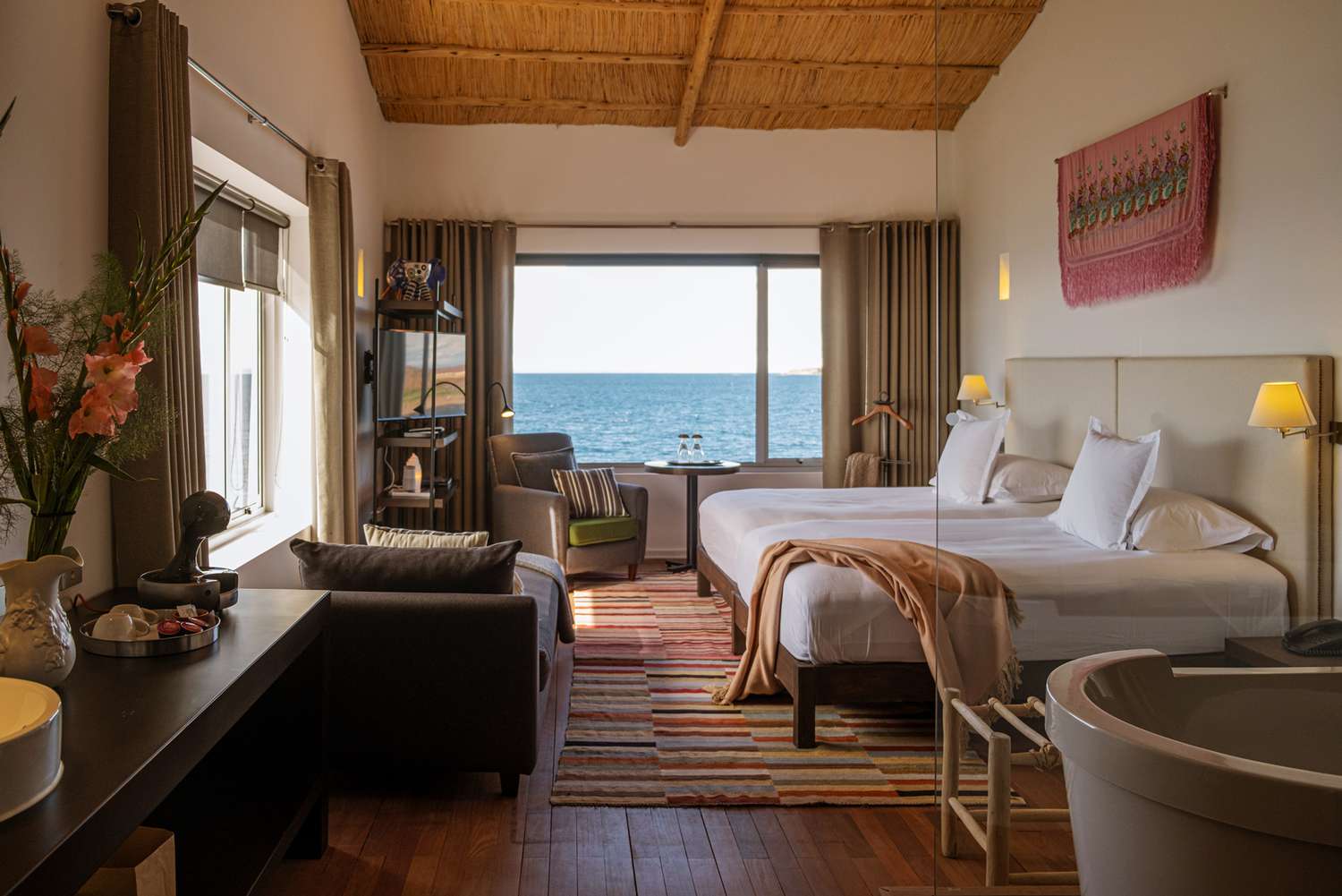 Intérieur d'une chambre d'hôtel de luxe dans des tons neutres, avec vue sur le lac