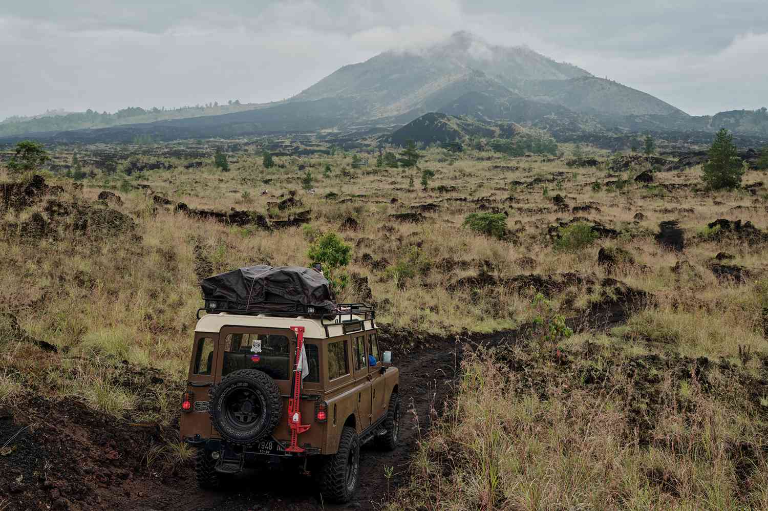 Un jeep se dirigeant vers un volcan à Bali