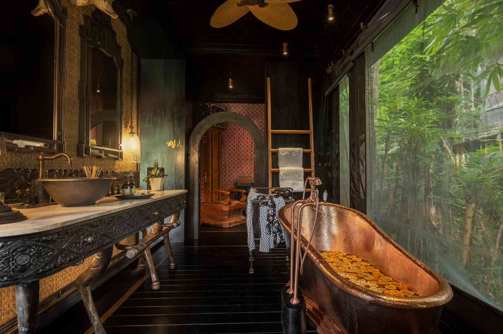Une salle de bains au Capella Ubud 