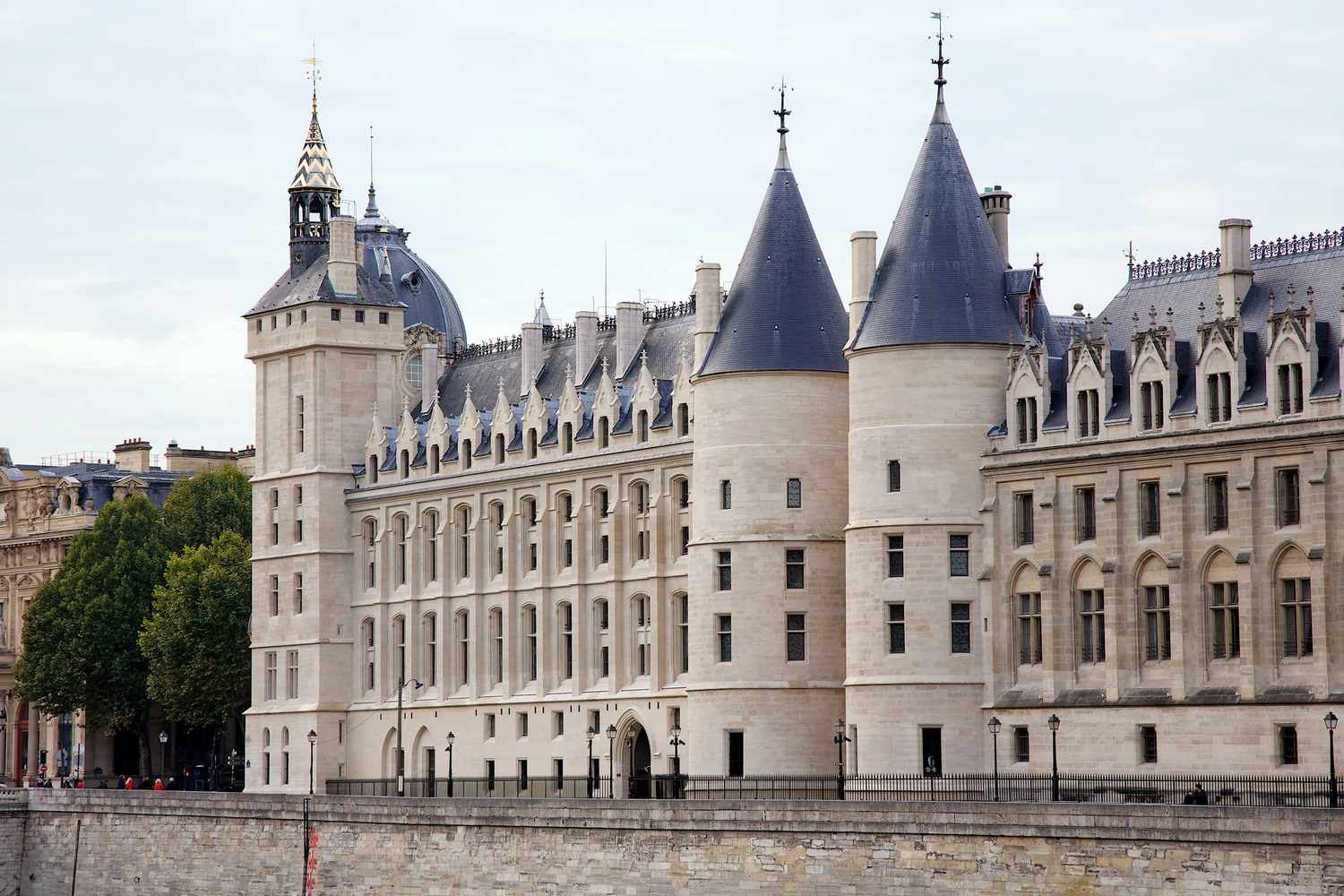Extérieur d'un château à Paris.