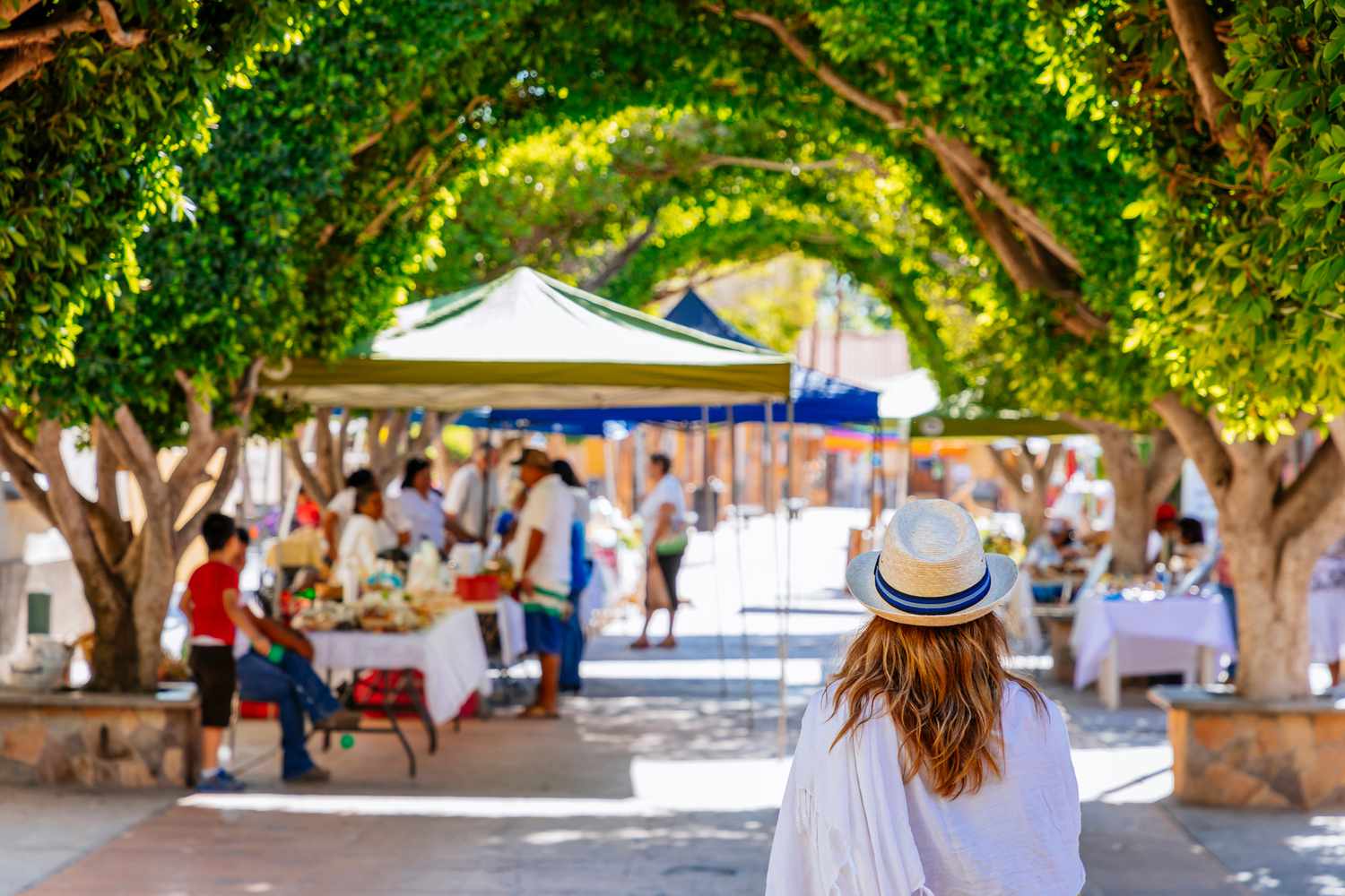 Une femme marchant dans une place