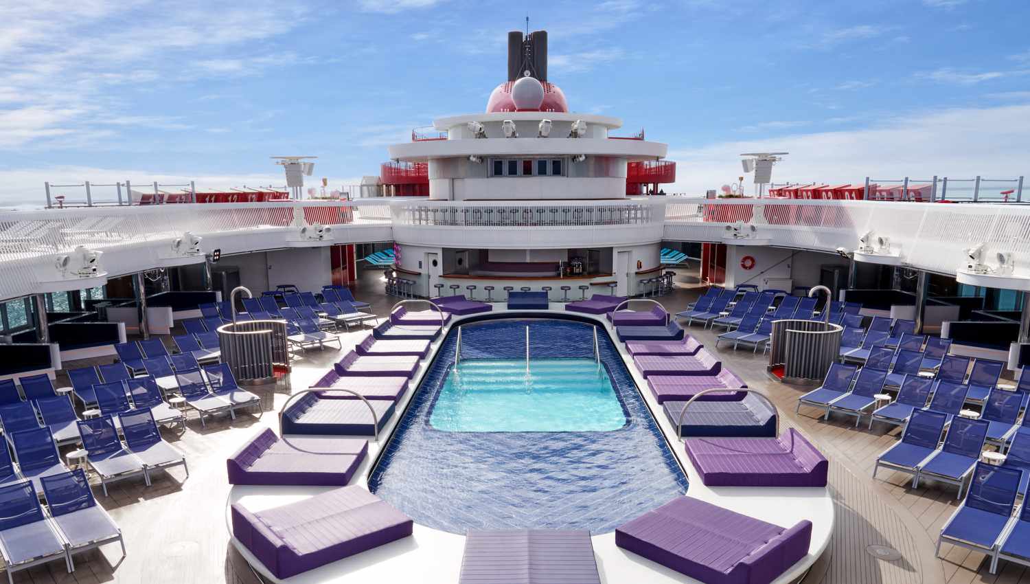 Une piscine sur le pont supérieur d'un bateau de croisière