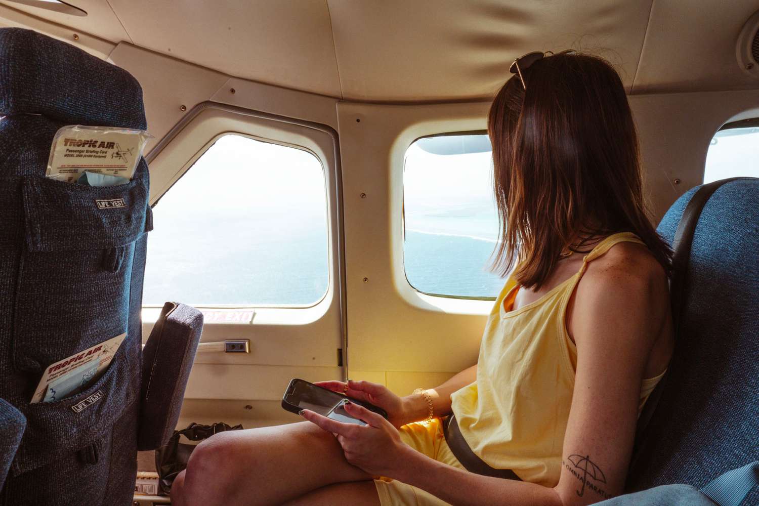 Une femme assise dans un avion