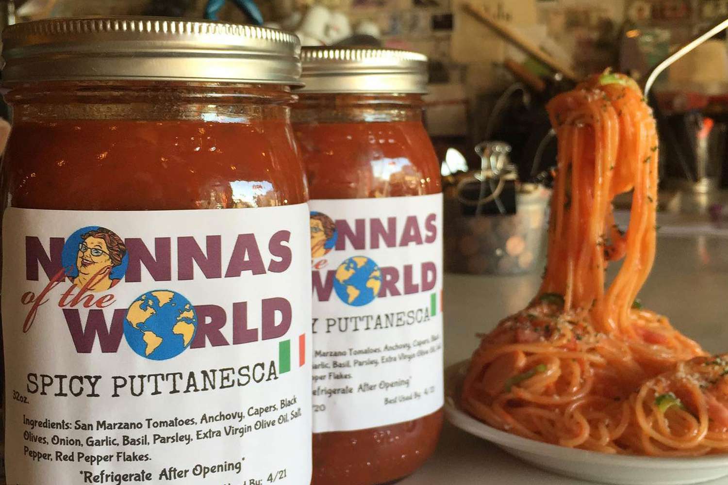 Bocaux de sauce et un bol de pâtes d’Enoteca Maria