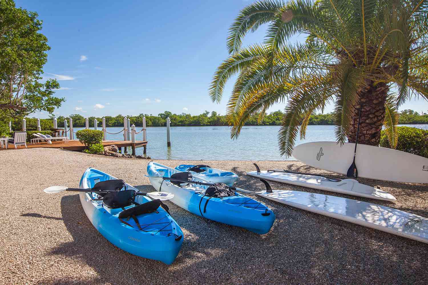 Plage avec des kayaks à Sea Oats Luxury Estate