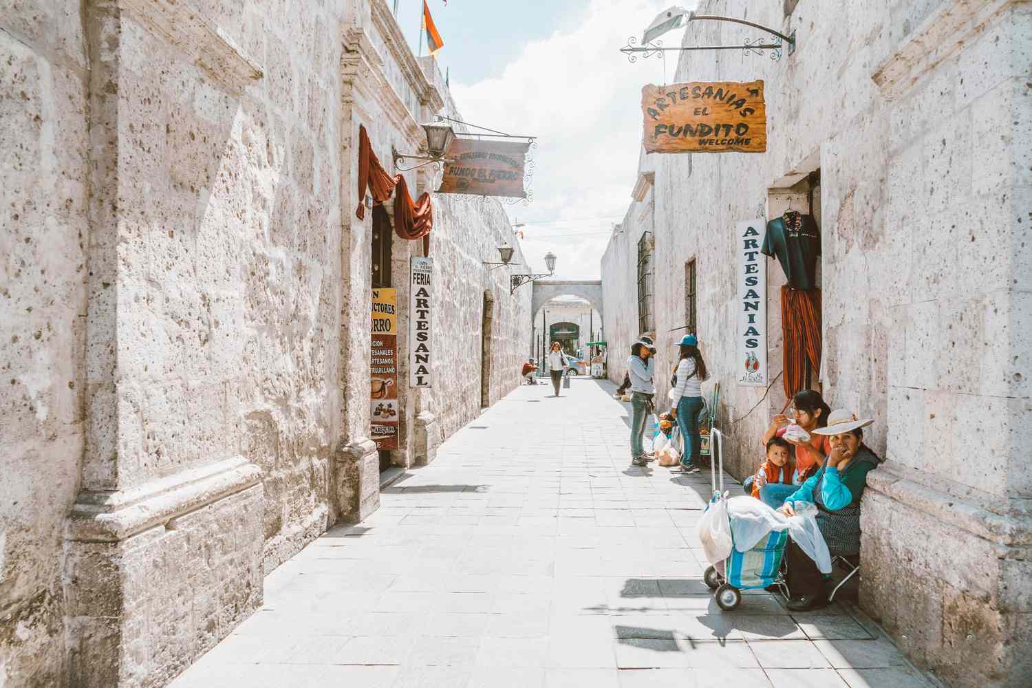 Une rue à Arequipa, Pérou, avec très peu de personnes