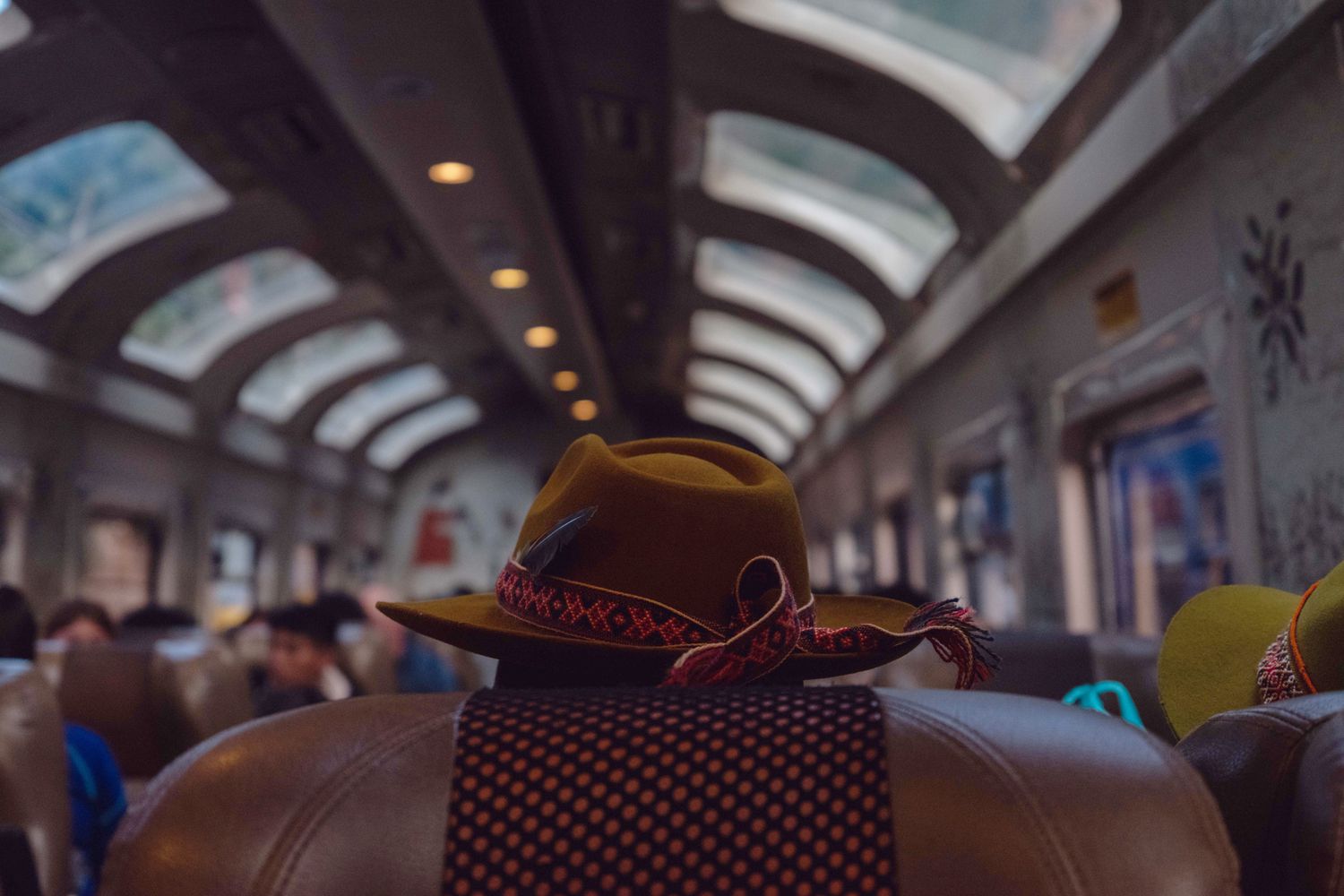 Chapeau sur un siège de train
