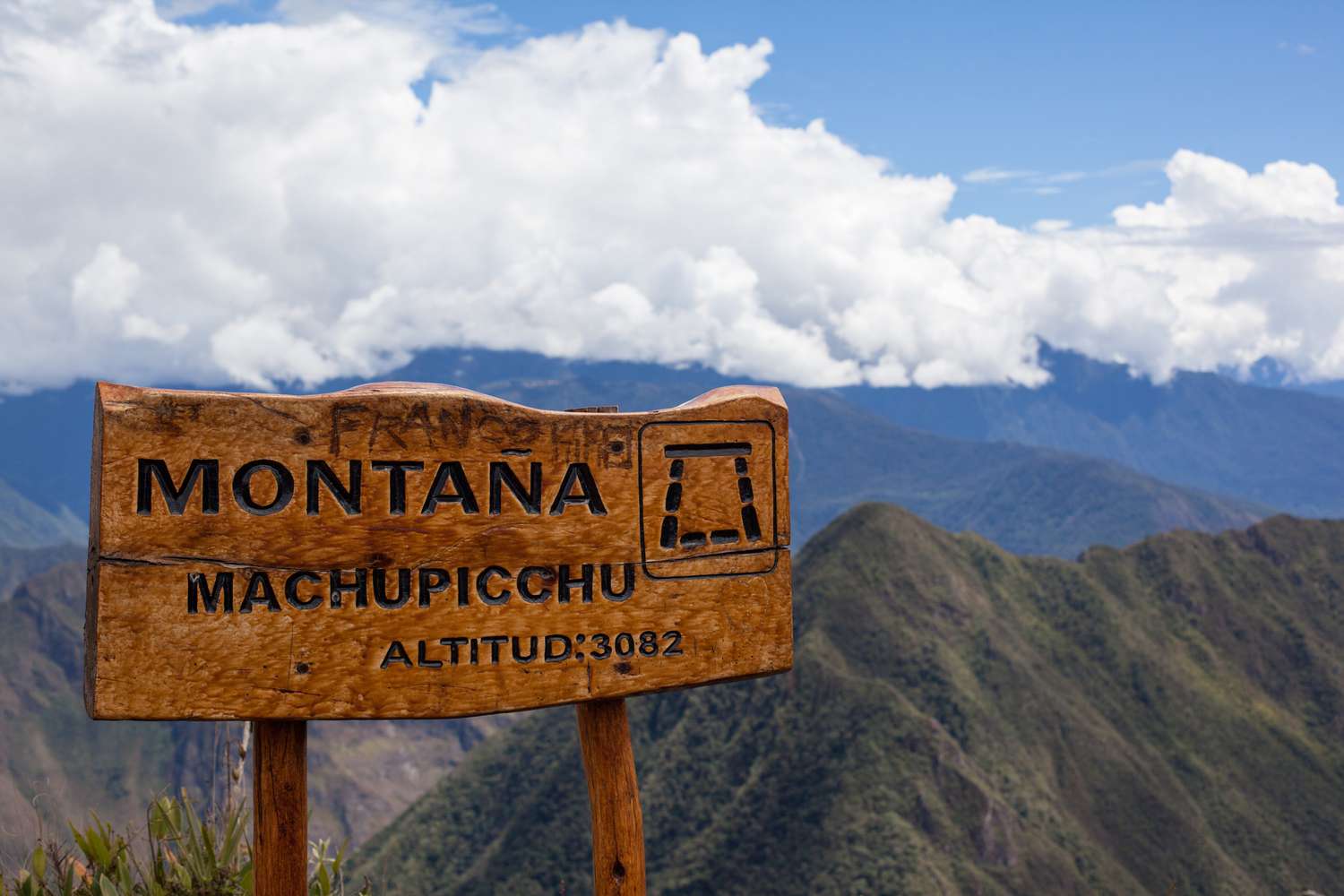 Un panneau au sommet de la montagne Machu Picchu, un sommet au-dessus des célèbres ruines de Machu Picchu lui-même.