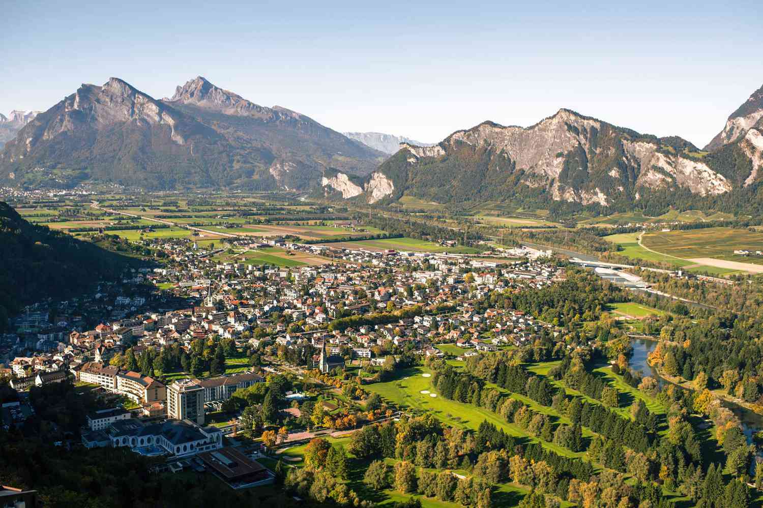 Panorama de la ville de Bad Ragaz avec en arrière-plan les Alpes suisses au coucher du soleil