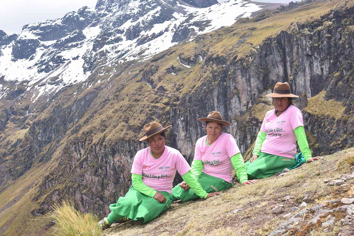Femmes porteuses avec Hike Like a Girl, l'initiative Empowering Women d'Alpaca Expeditions