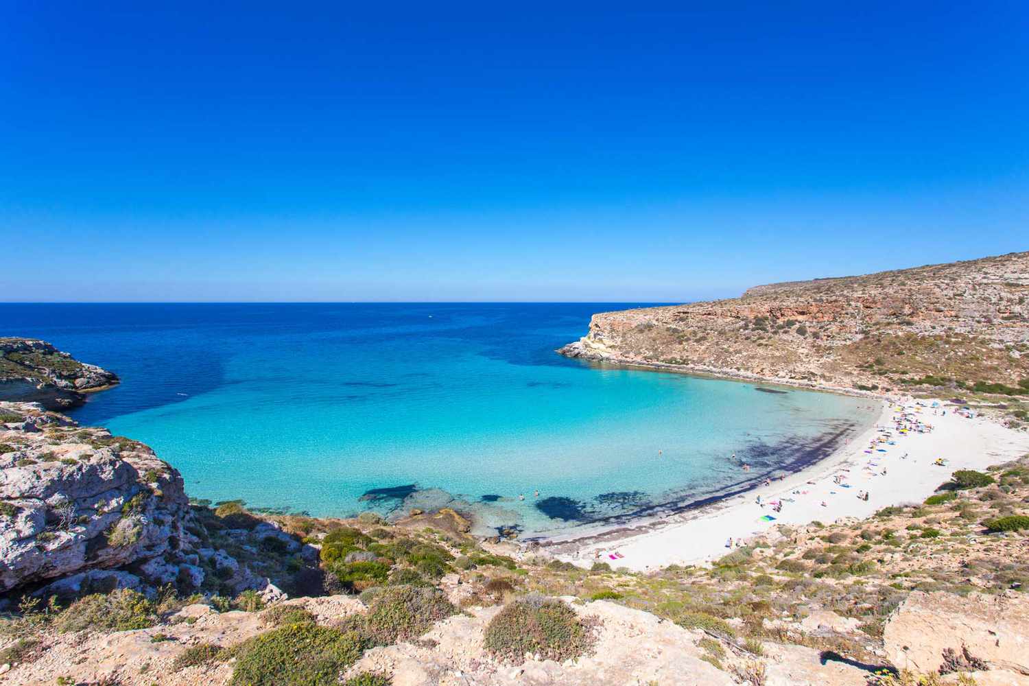 L'île de Lapéduza 'Spiaggia dei Conigli' avec ses eaux turquoises et son sable blanc.