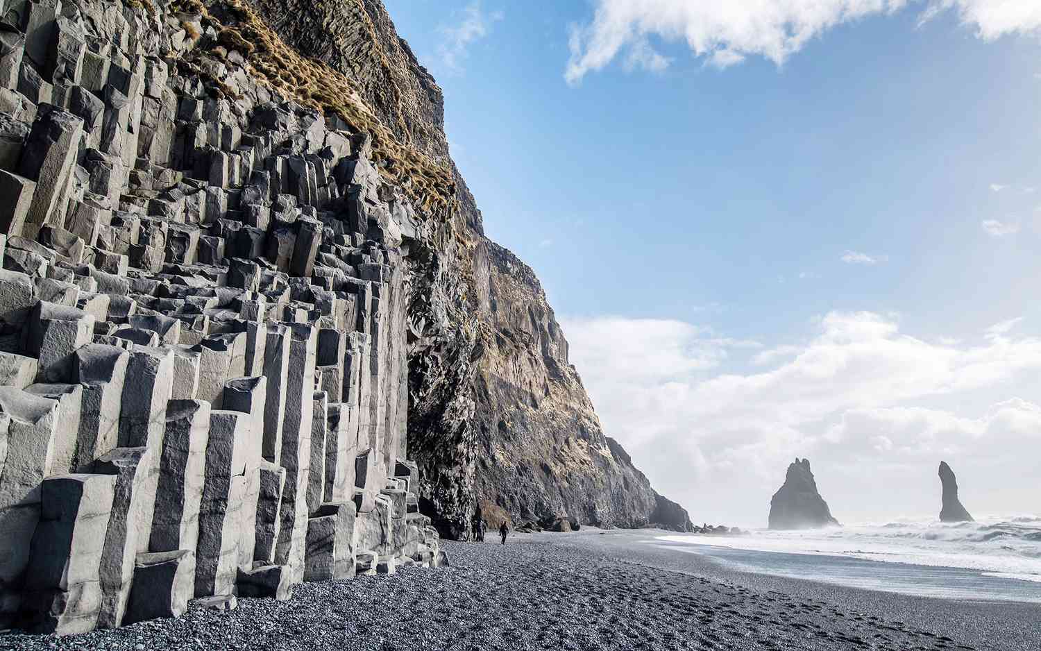 La plage de sable noir de Reynisfjara et le mont Reynisfjall, Islande