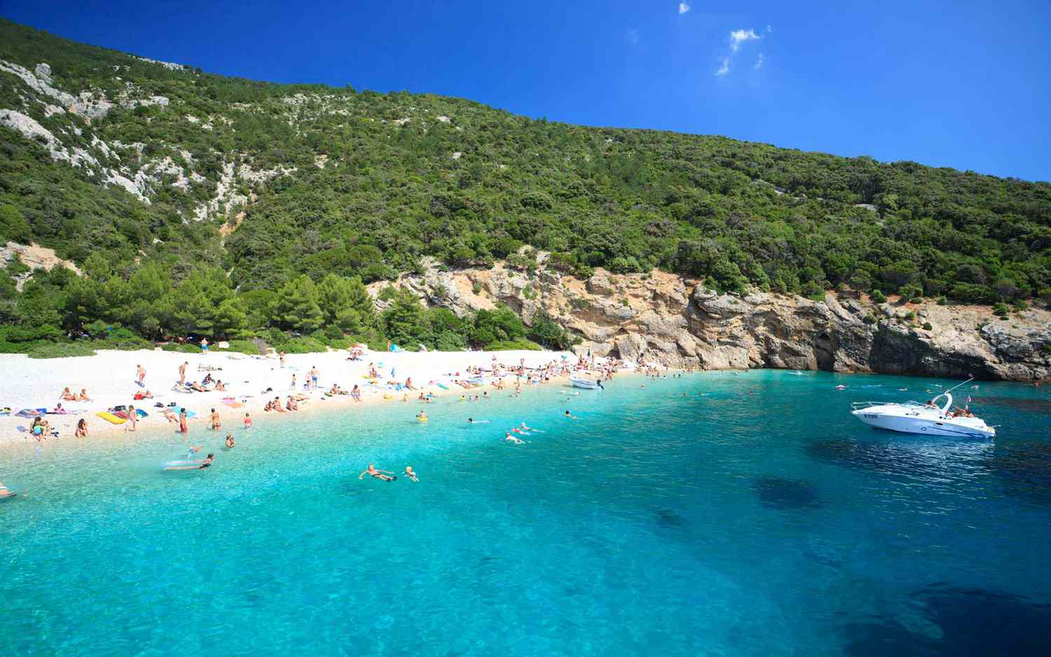 Plage idyllique de Lubenice sur l'île de Cres, en Croatie
