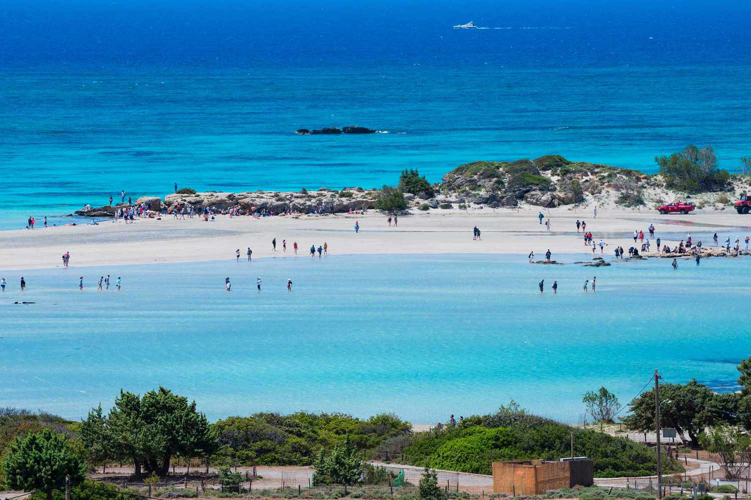 Les gens profitent de la plage, de la lagune et des eaux colorées à Elafonissi