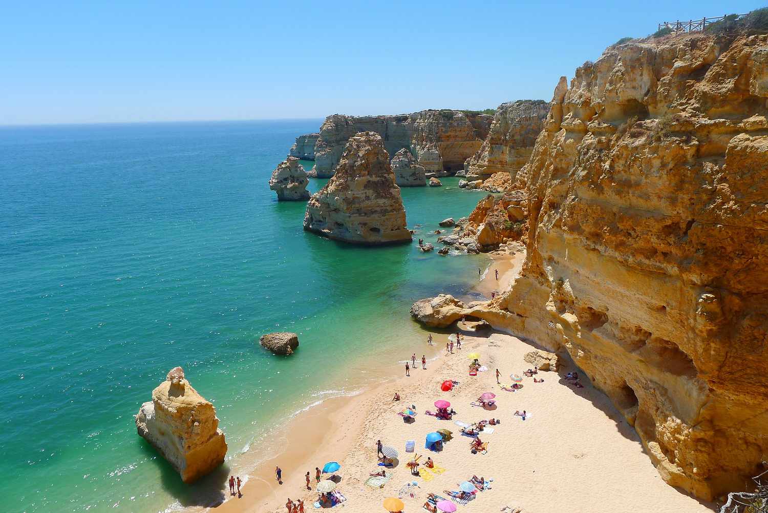 Vue d'en haut des gens sur la plage de Praia da Marinha
