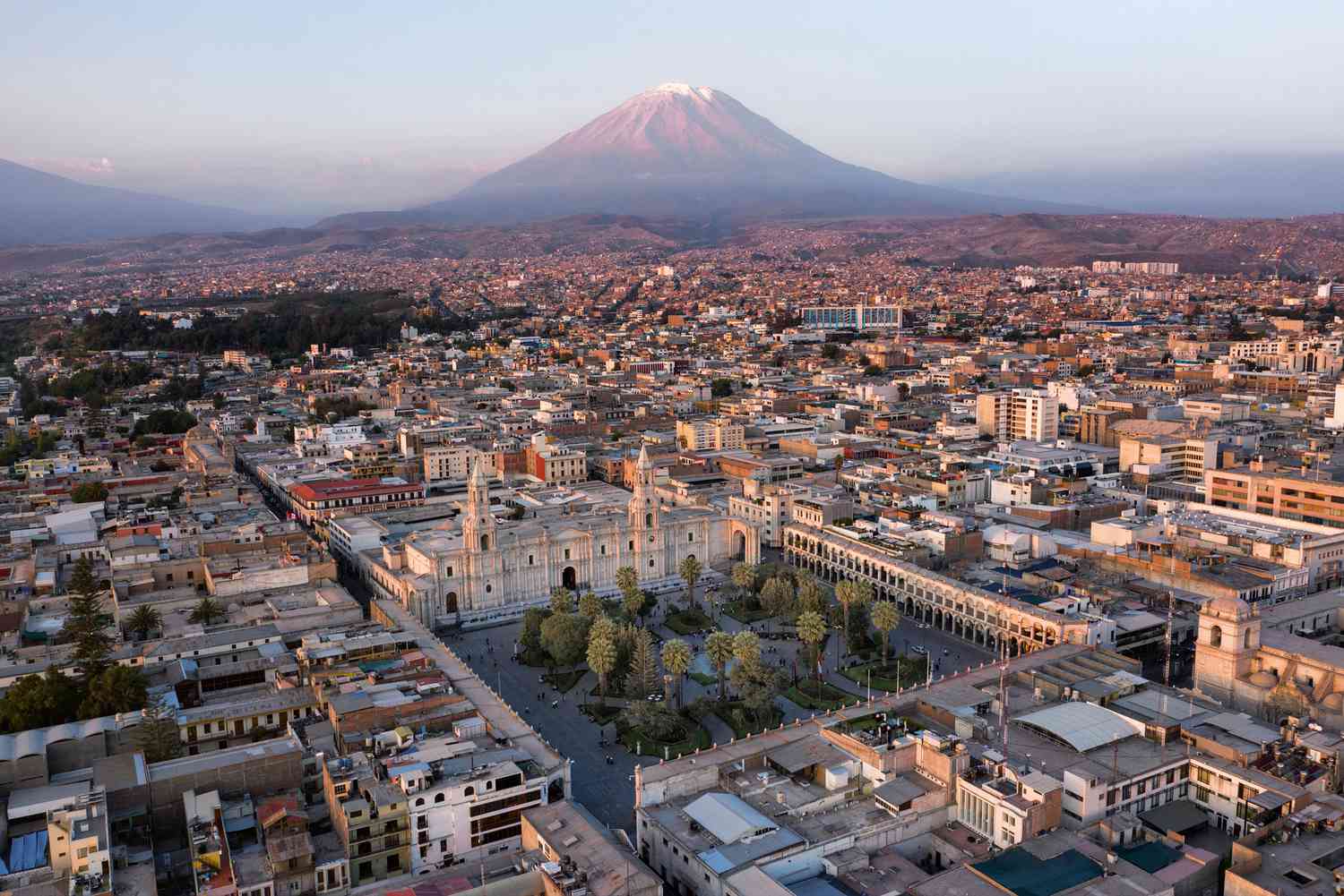 Une ville au Pérou, avec un volcan s'élevant à distance