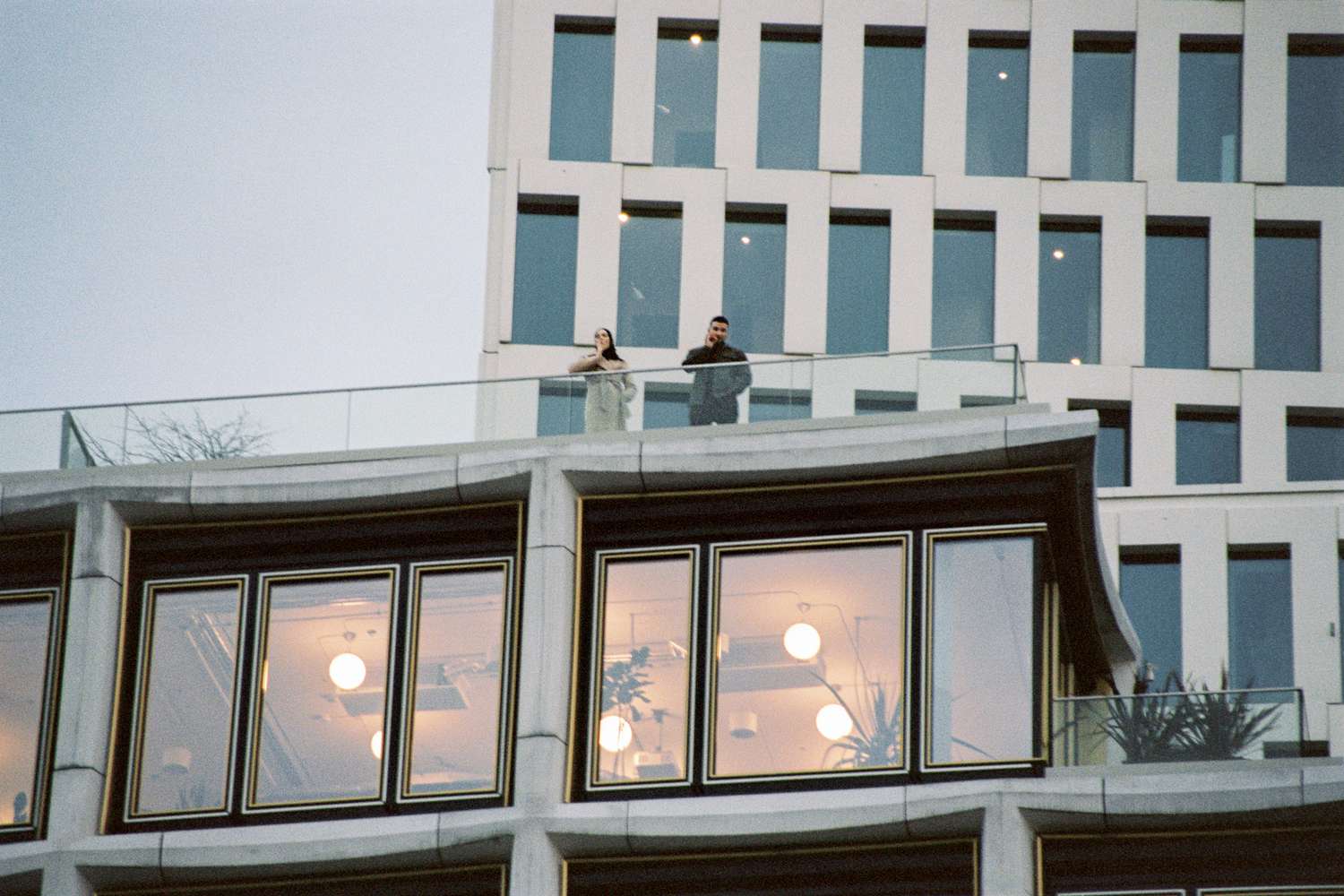 deux personnes debout sur le toit d'un bâtiment