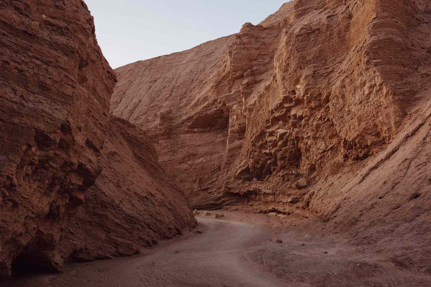 Une route à travers de grandes montagnes désertiques