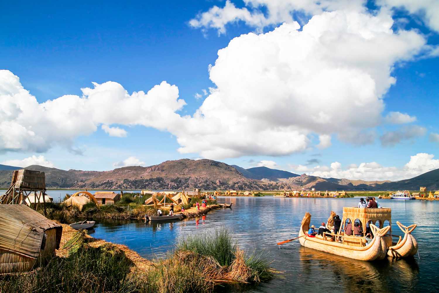 Îles et bateaux en roseaux totora sur le lac Titicaca en Bolivie