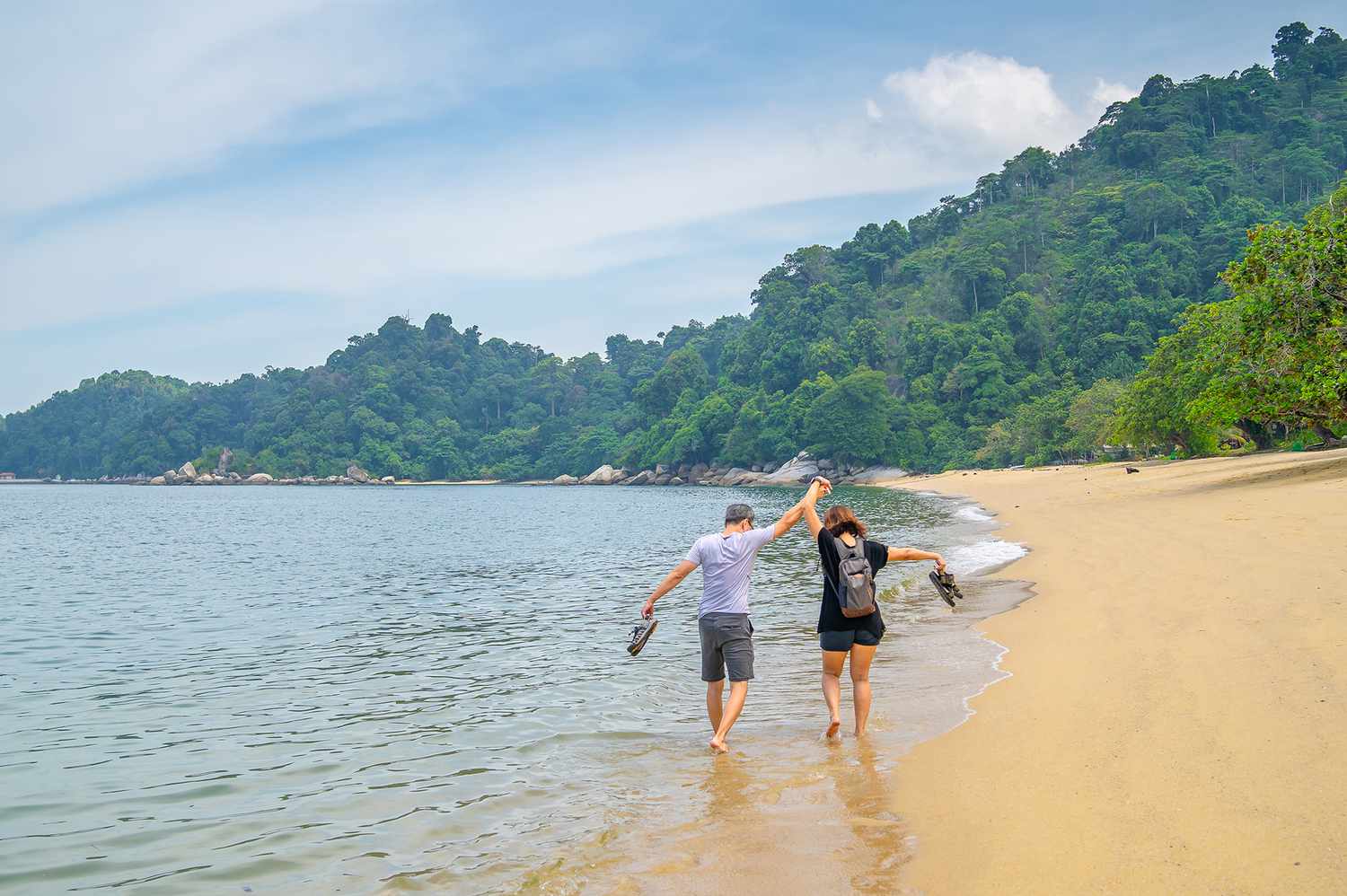 Un couple se tenant la main sur la plage à Pangkor, Malaisie