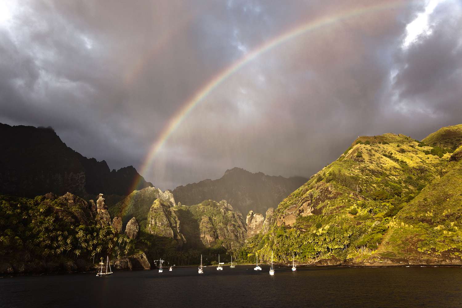 Un groupe de navires dans une baie à Tahiti.