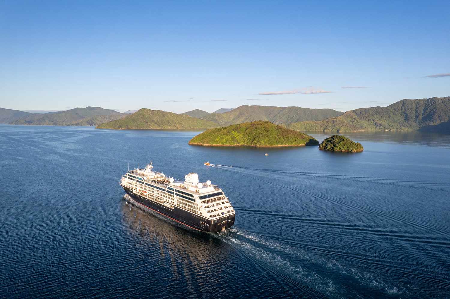 Un bateau de croisière naviguant à travers la Nouvelle-Zélande