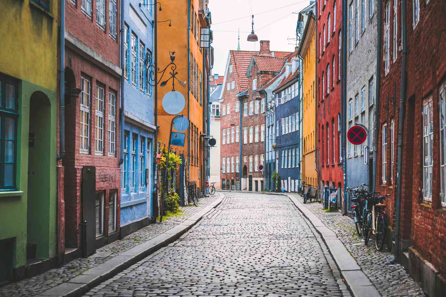 Une ruelle pavée étroite avec des maisons colorées à Copenhague, Danemark