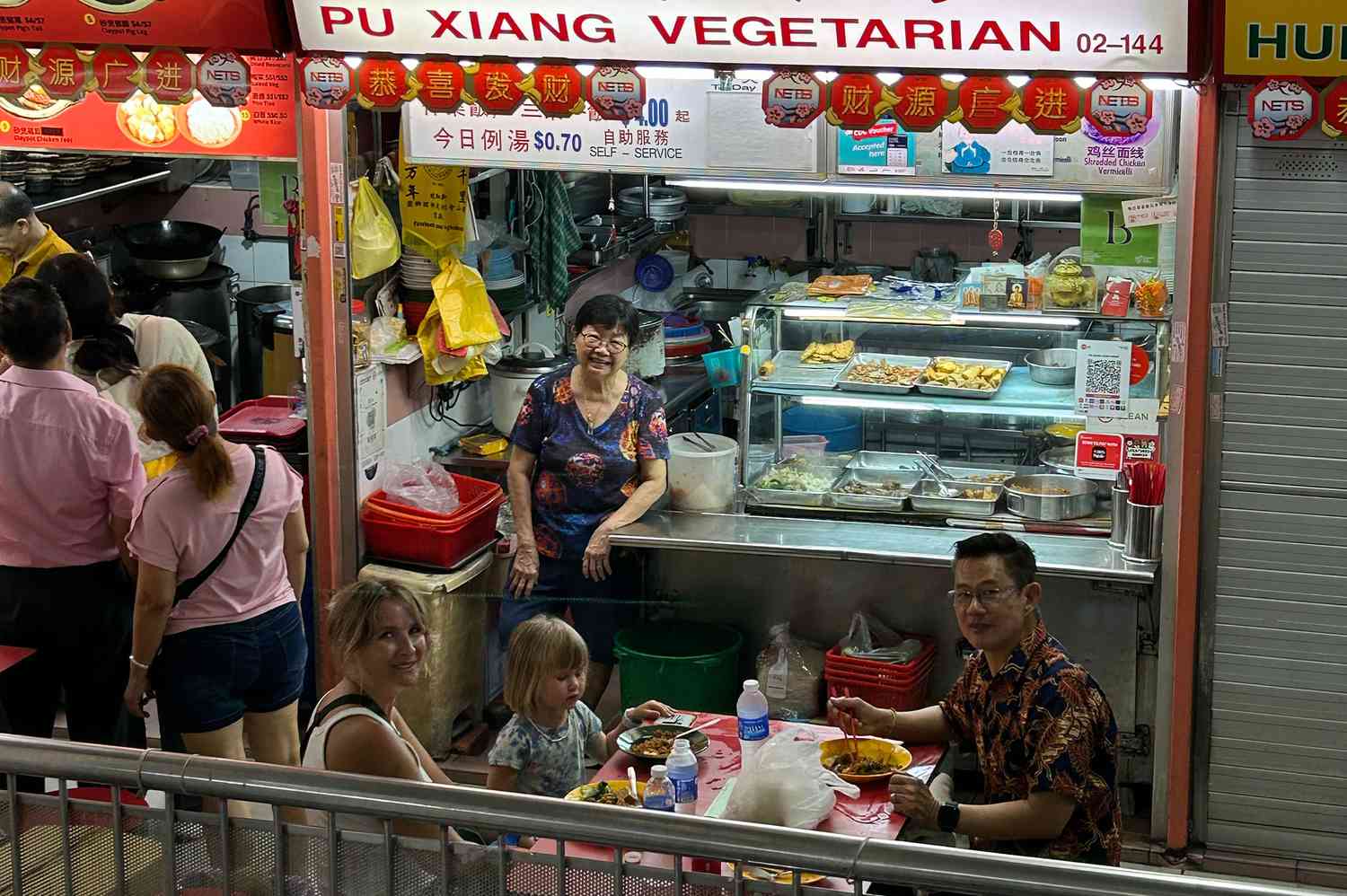 Des gens mangeant au Chinatown Complex Market & Food Centre à Singapour