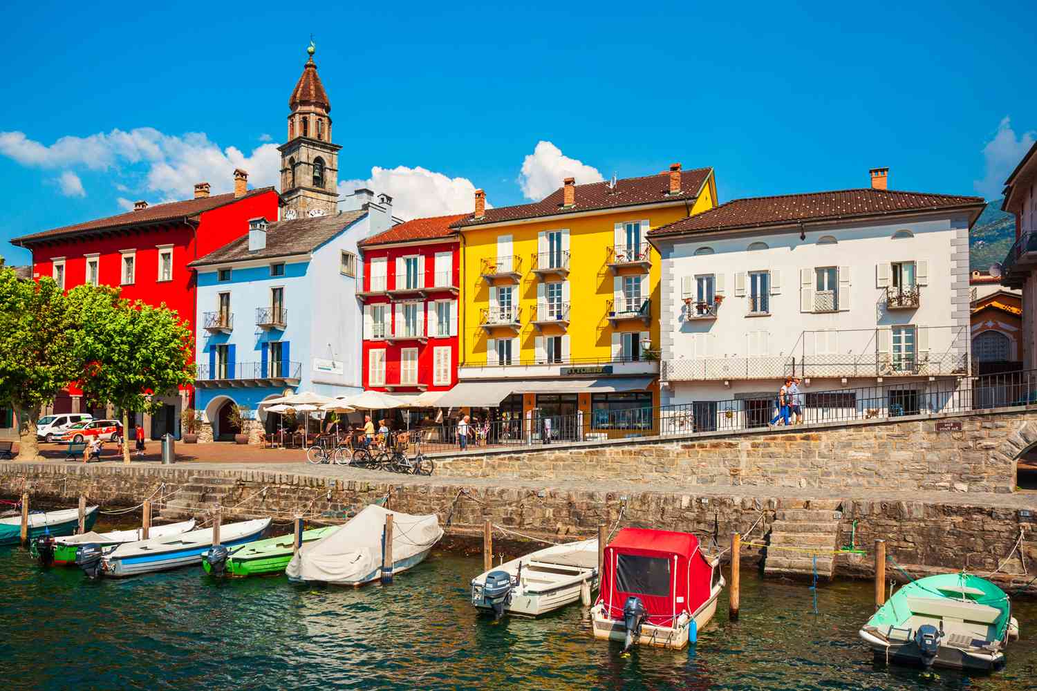 Port, Église et maisons colorées situées dans la ville d'Ascona près de Locarno dans le canton du Tessin en Suisse
