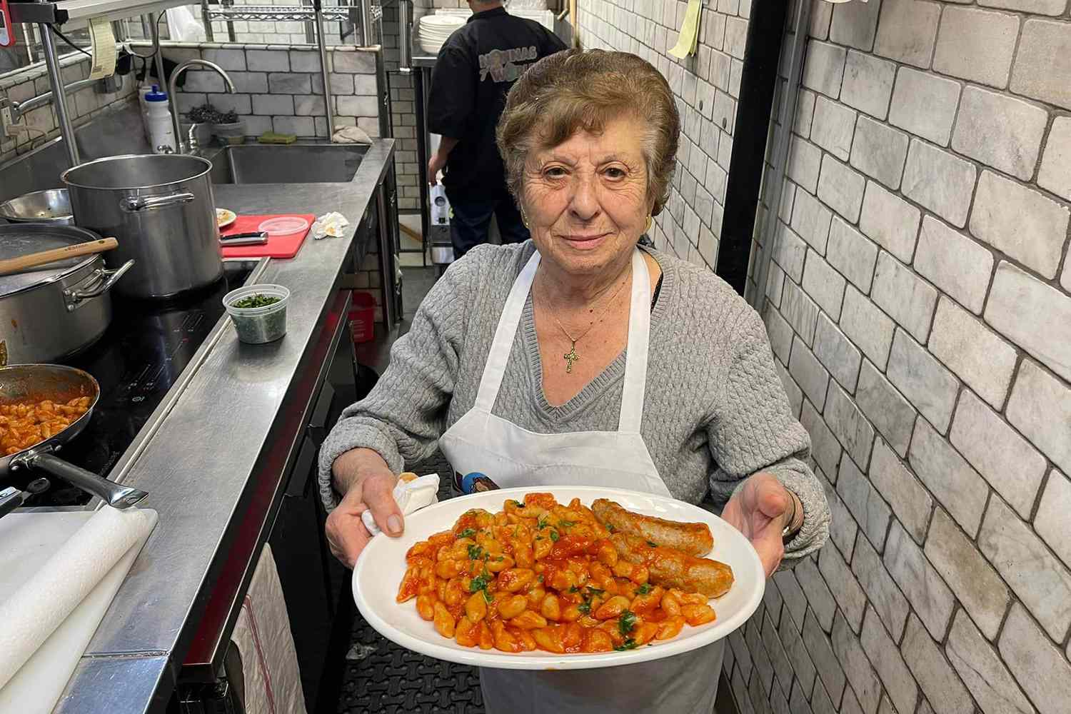 Nonna Maria servant ses cavatelli faits maison avec de la saucisse