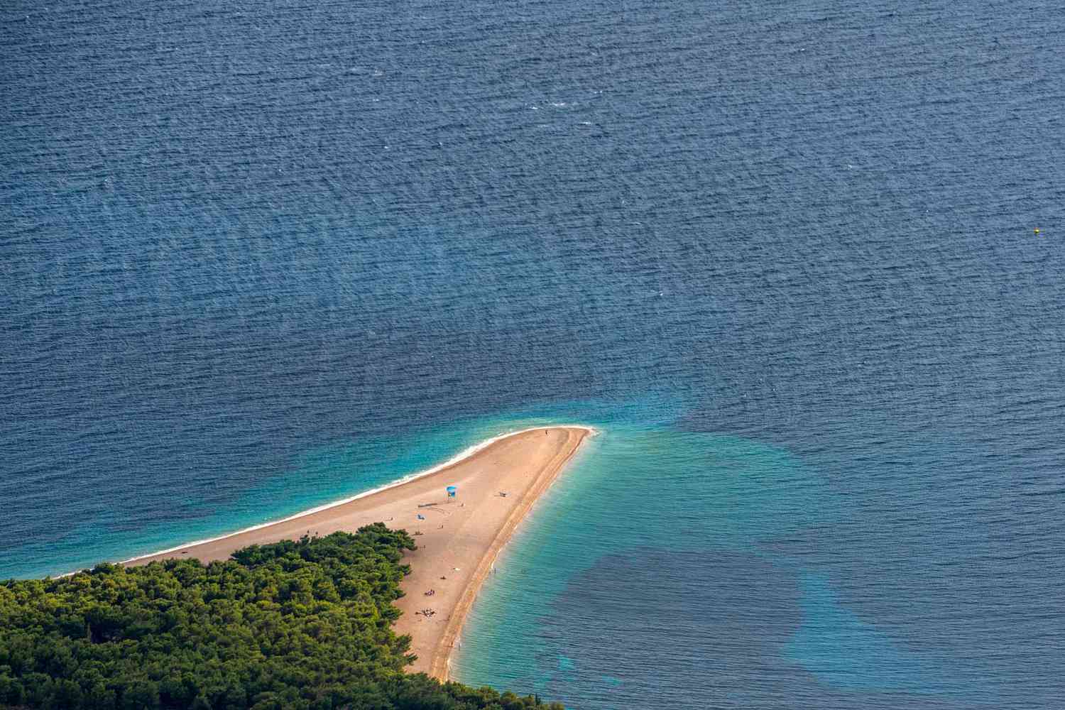 Une vue de la plage Zlatni Rat depuis Vidova Gora sur l'île de Brač.
