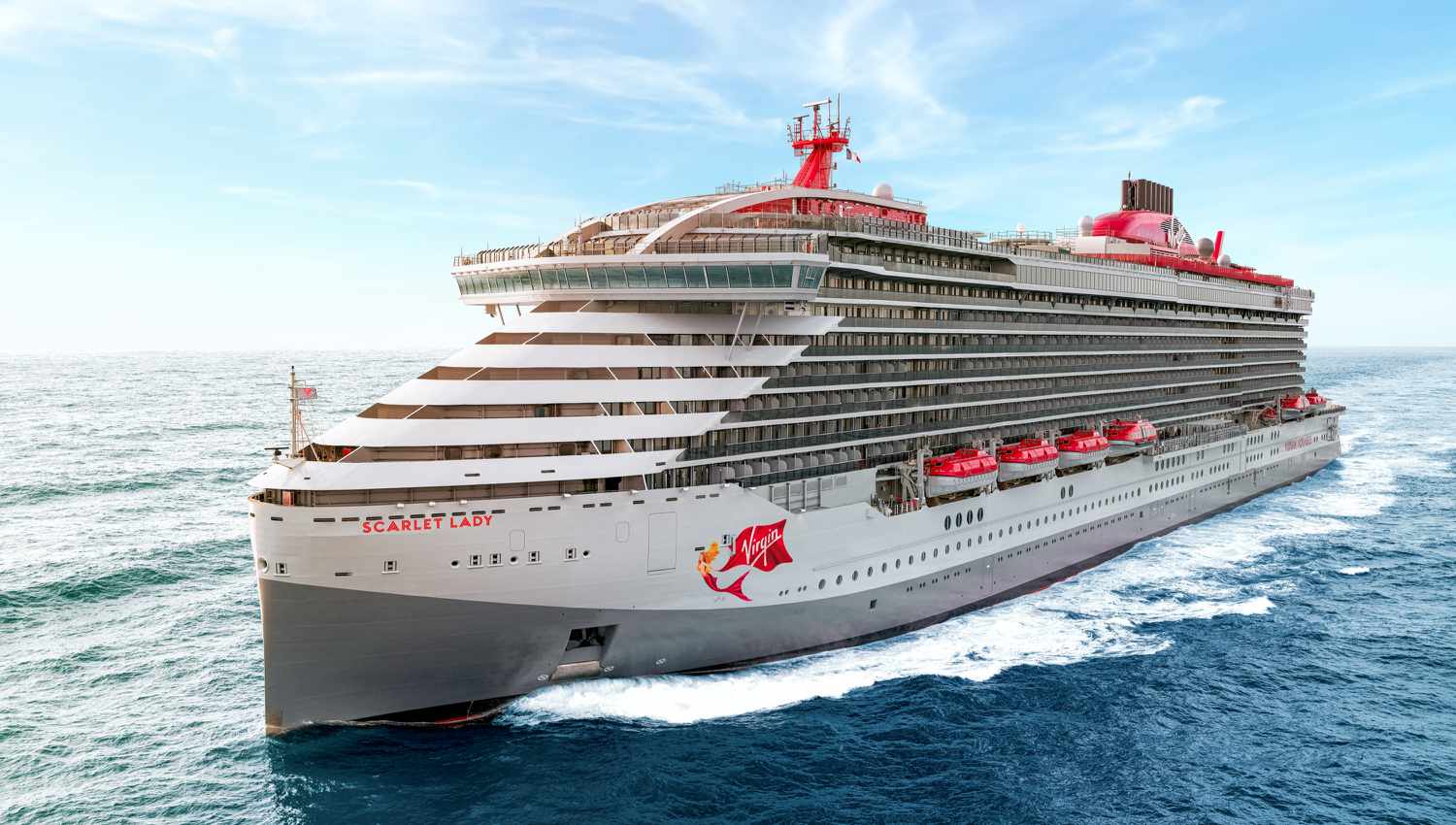 Un bateau de croisière rouge et blanc naviguant sur l'océan ouvert