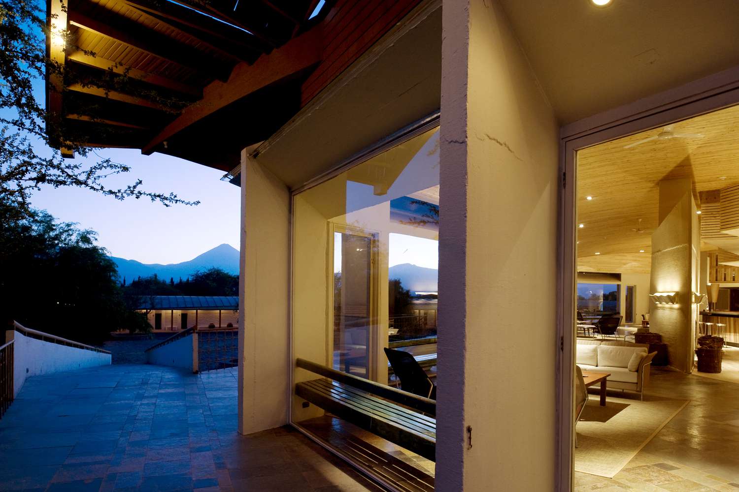 Vue extérieure du soir de l'hôtel Explora Atacama